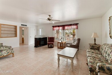 Living Room 726 N-007-037-pat-MLS_Size