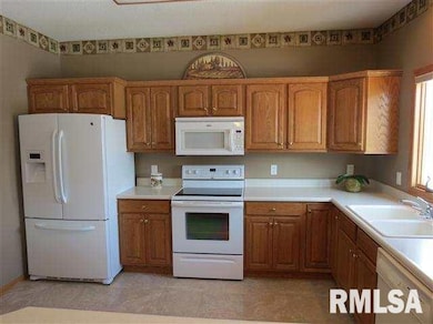 5330 Appleton Dr, Davenport, IA 52804 - photo 7