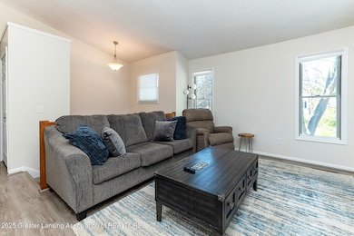 3725 Stoneleigh Dr, Lansing, MI 48910 - photo 5