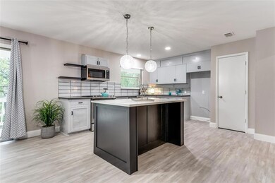 1402 Driftwood Dr, Euless, TX 76040 - photo 6