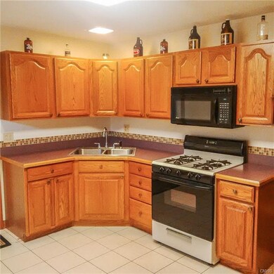 The eat-in kitchen has been nicely updated- you'll