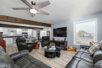 1511 E Groves Dr-25