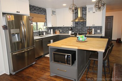 FANTASTIC KITCHEN WITH STAINLESS APPLIANCES