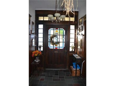 Entry/Foyer.