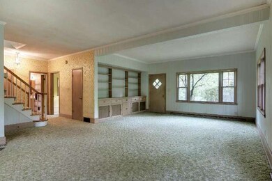Great early 1900's Higher Ceilings in Living Room