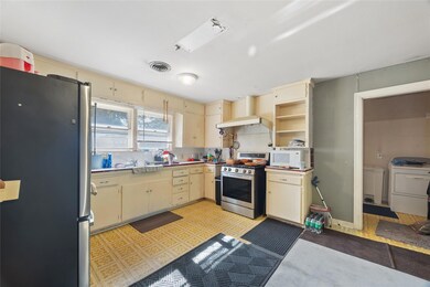 1207 Whaley Dr, Gainesville, TX 76240 - photo 7