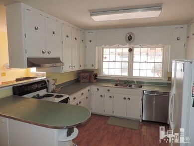 809 E Wilmington St, Burgaw, NC 28425 - photo 4