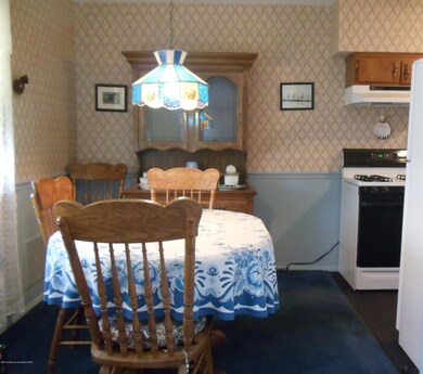 10 KANSAS CT EAT IN KITCHEN