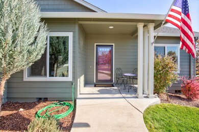 929 Crystal Dr, Eagle Point, OR 97524 - photo 2