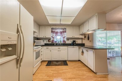 Kitchen and Breakfast Bar