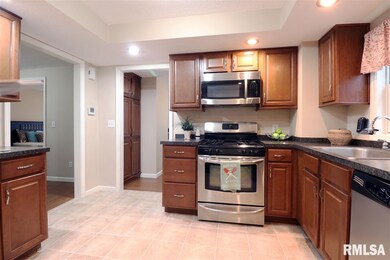 652 Cedar St, Davenport, IA 52802 - photo 5