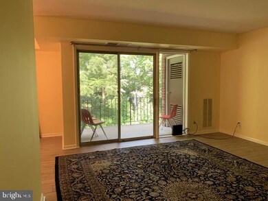 3890 Lyndhurst Dr unit 203, Fairfax, VA 22031 - photo 3