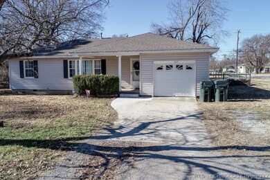 827 N Sioux Ave, Claremore, OK 74017 - photo 2