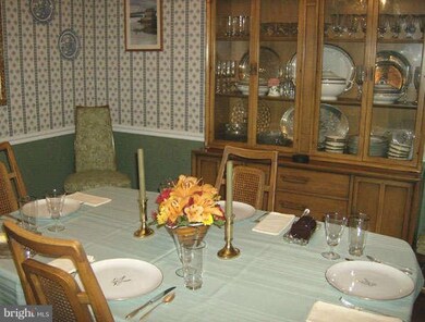 4905 Oakcrest Dr, Fairfax, VA 22030 - photo 4