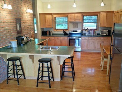 Who wouldn't love this kitchen - Ample counter spa