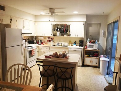 Kitchen & Breakfast Island