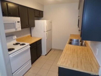 825 S Grand Ave unit 5, Fowlerville, MI 48836 - photo 5