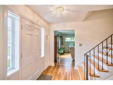 Entry/Foyer.
