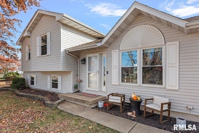 550 S 1st St, Sherman, IL 62684 - photo 4