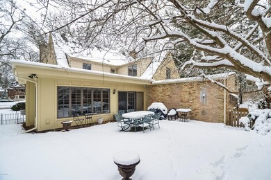 042-Rear_View-3663034-large