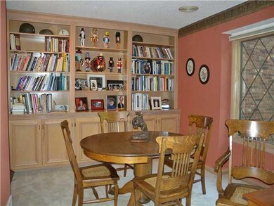 Studio/Study/Office SPACIOUS STUDY BUILT IN BOOKCA