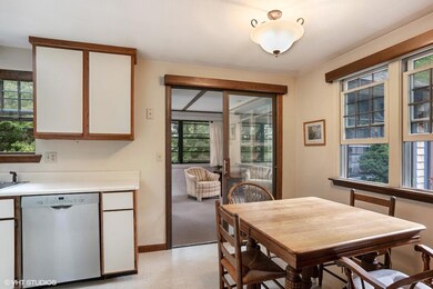 eat-in kitchen