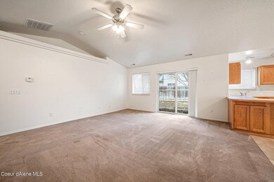 More Livingroom w/slider