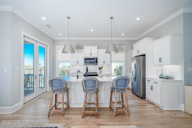 Light-filled ktitchen w/ island seating