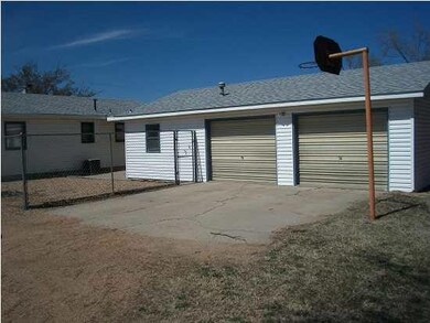 Oversized 2 1/2 garage. Great for a mechanic or ho