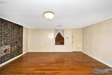 Wood flooring, crown molding