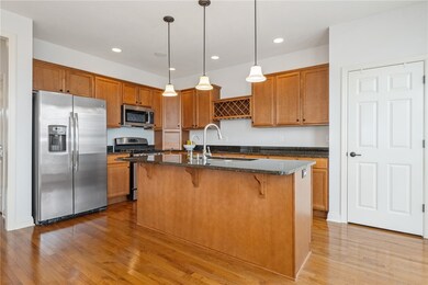Large eat in kitchen, granite, SS appliances, gas