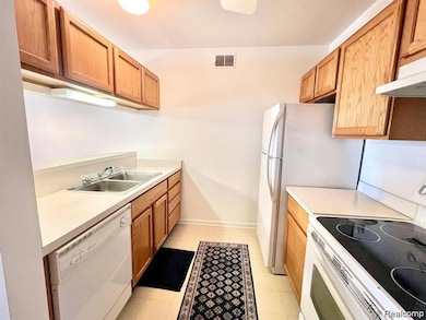 2664 S Knightsbridge Cir unit 17, Ann Arbor, MI 48105 - photo 3