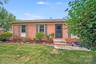 3515 Clardy Ct, Charlotte, NC 28205 - photo 3