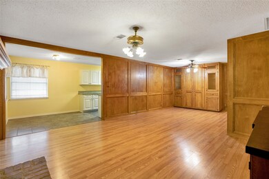 1009 Stadium Dr, Alvin, TX 77511 - photo 6