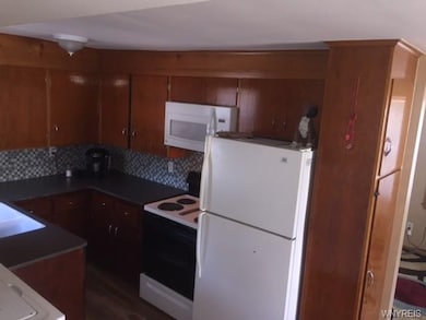 Upper unit Kitchen with glass back splash and all 
