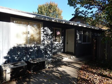 326 N 6th St, Central Point, OR 97502 - photo 4