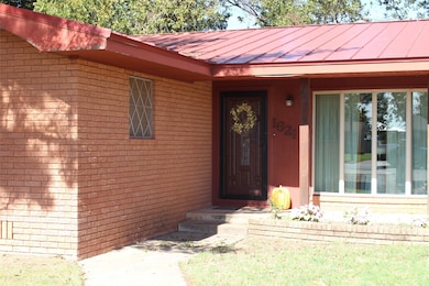 1621 W Main St, Munday, TX 76371 - photo 5