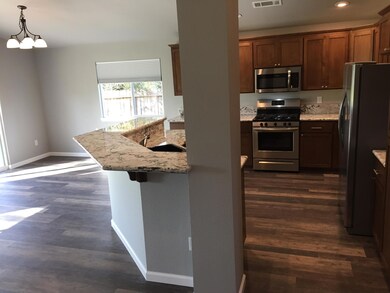 1611 Mistletoe Ln, Redding, CA 96002 - photo 3