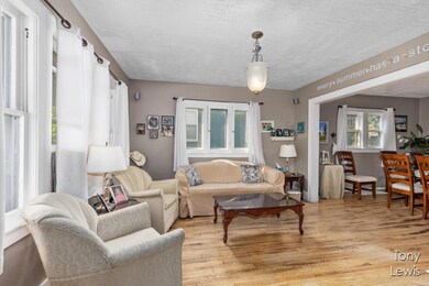 Living room w/hardwood floors