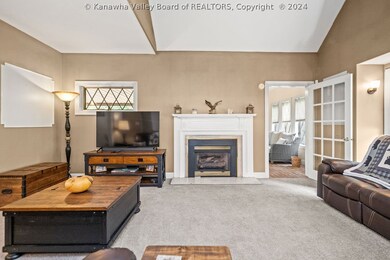 Spacious living room 18'4