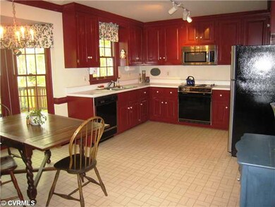 Kitchen - Large eat-in kitchen with walk-out bay w