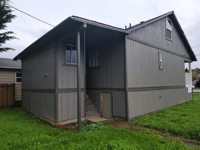 654 6th St, Myrtle Point, OR 97458 - photo 4