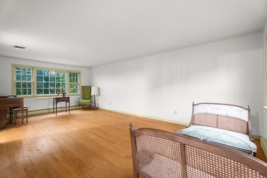 8 Roberts Rd, Bloomfield, CT 06002 - photo 4