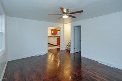709 Constantine St-106