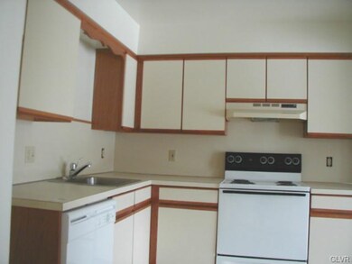 867 Maryland Ct, Whitehall, PA 18052 - photo 4