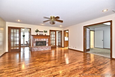 Immaculate! Hardwoods, Large Living, ceiling fan,