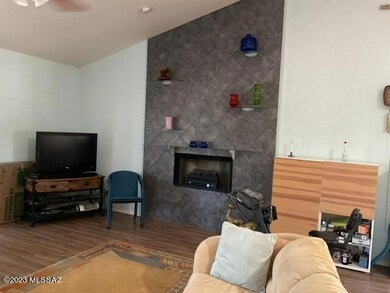 Family room w fireplace