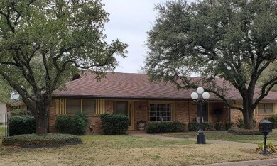 1226 Crestwood Dr, Cleburne, TX 76033 - photo 2