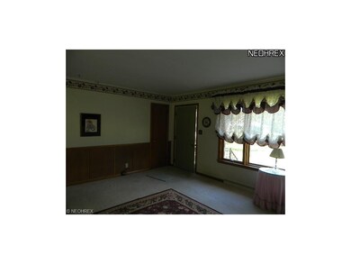 Large Living Room w/carpet over hardwood*Large pic