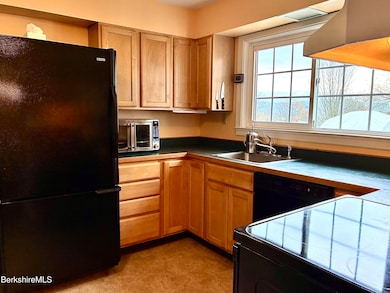 135 Allengate Ave, Pittsfield, MA 01201 - photo 7